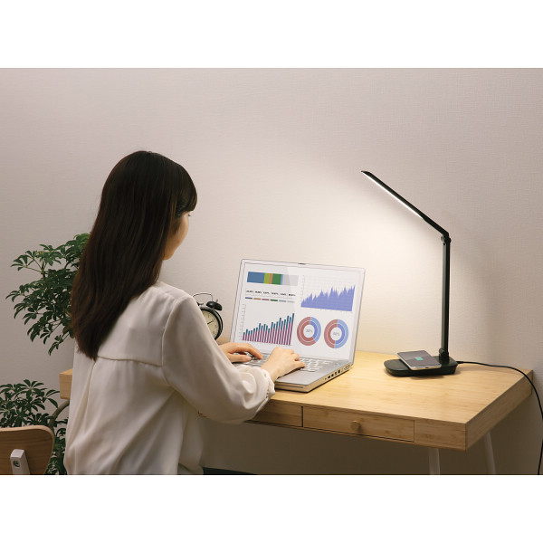 アイリスオーヤマ　ＬＥＤデスクライト　Ｑｉ充電シリーズのサムネイル画像1